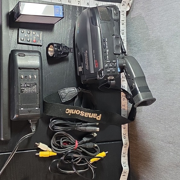 Panasonic Palmcorder IQ vhs c pv- IQ403 color viewfinder with charger NO Battery